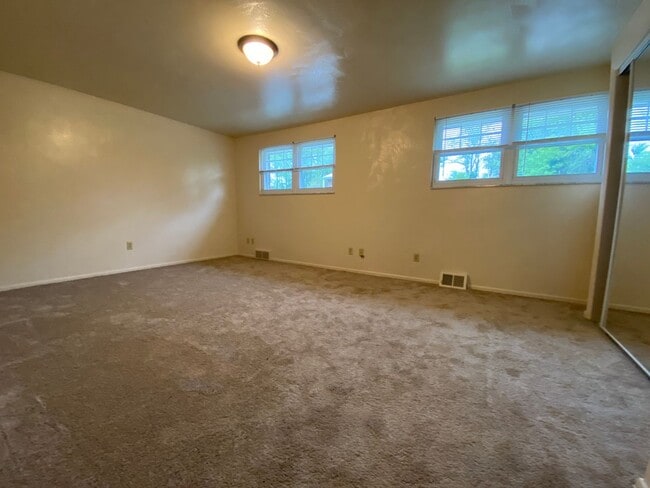 Building Photo - Wonderful 2BR Townhome in Plum! Central A/...