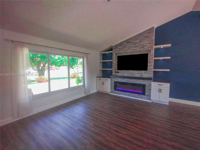 Building Photo - 5780 Sun Pointe Cir