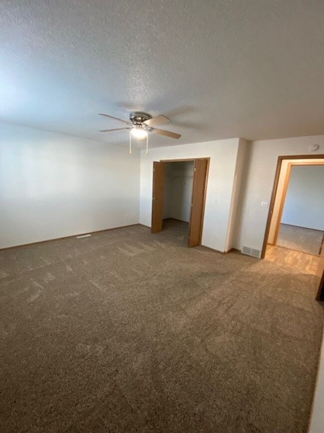 Building Photo - Comfortable 4 Bedroom with Garage & Fenced Yard for Rent!