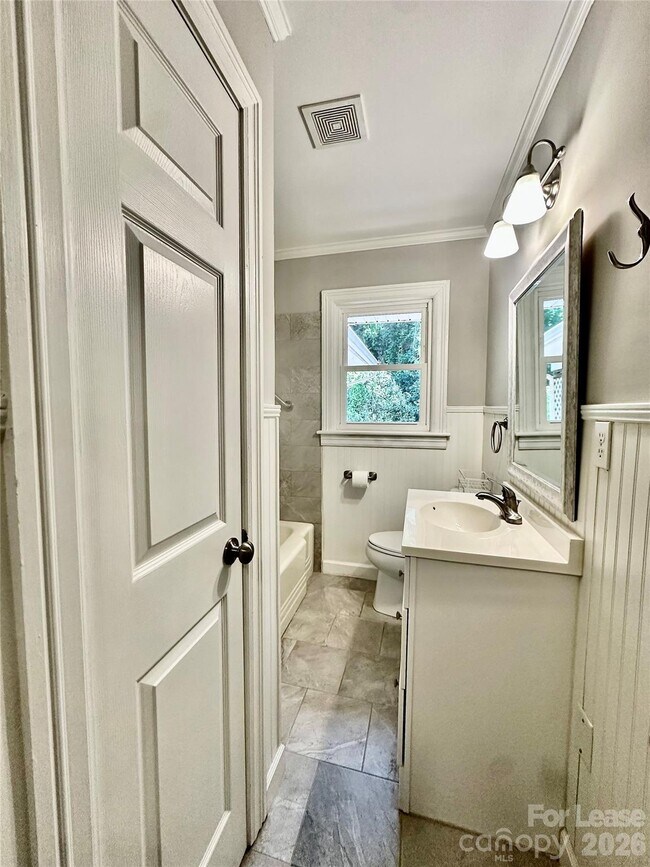 Building Photo - 710 Neil St