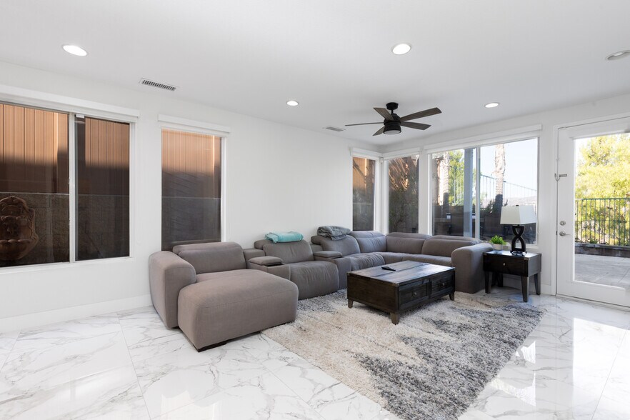 Building Photo - 8755 E Garden View Dr