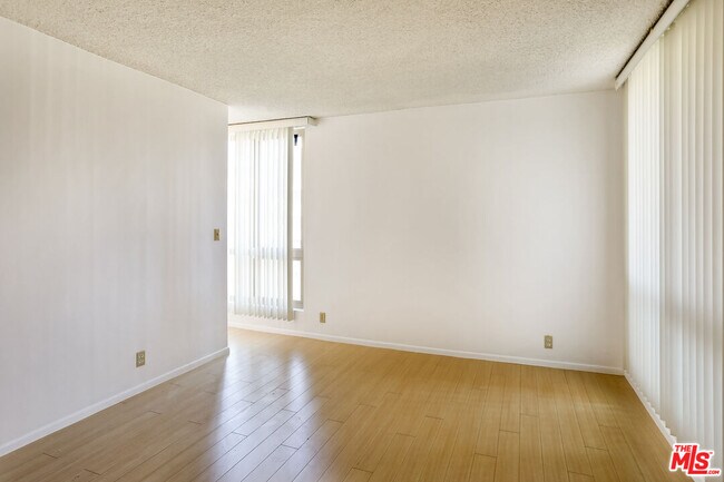 Building Photo - 809 S Bundy Dr