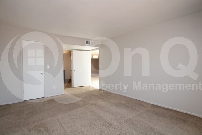 Building Photo - 744 W Oxford Dr