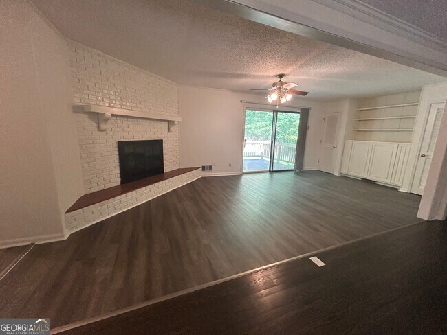 Building Photo - 729 Holly Dr