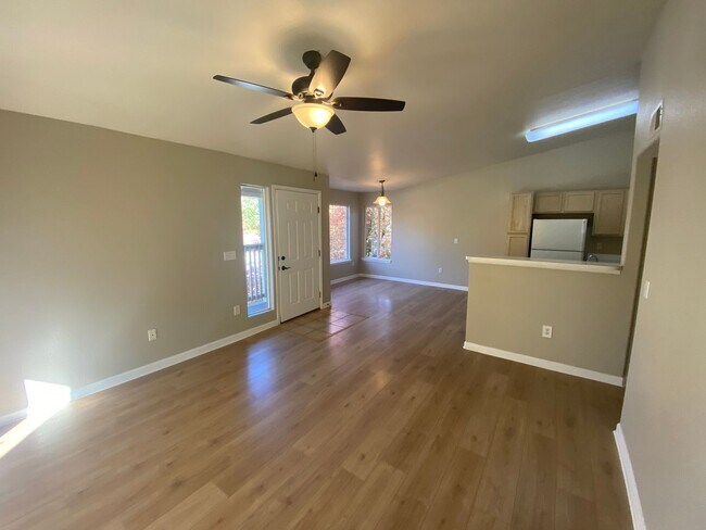 Building Photo - Nice 2 bedroom Condo right on the border o...