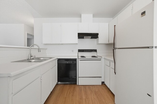 Building Photo - 2 Bedroom Unit - AVAILABLE NOW