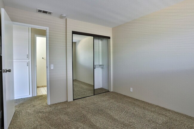 Building Photo - 2820 N Arcadia Ct