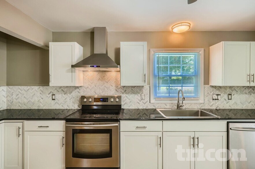 Building Photo - 2210 Weddington Rd