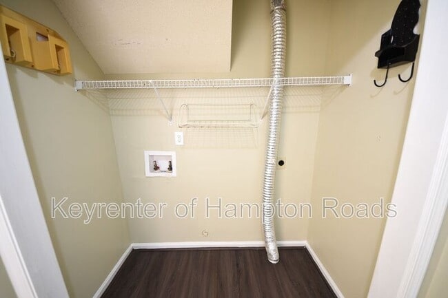 Building Photo - 192 S Hall Way
