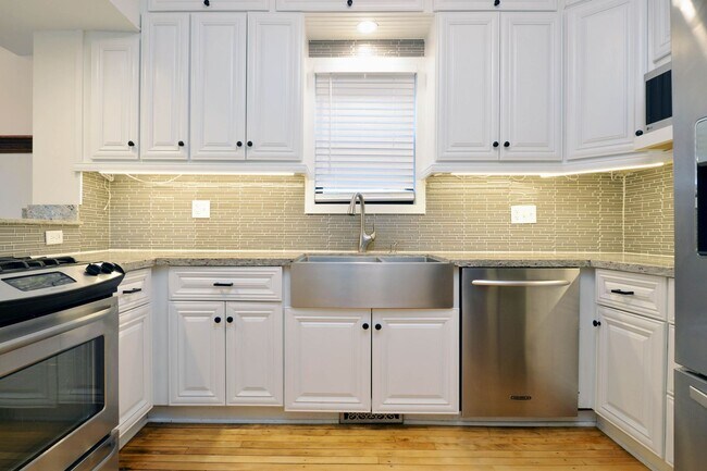Building Photo - Beautiful 4-Bedroom 2-Bathroom Home in St. Paul!