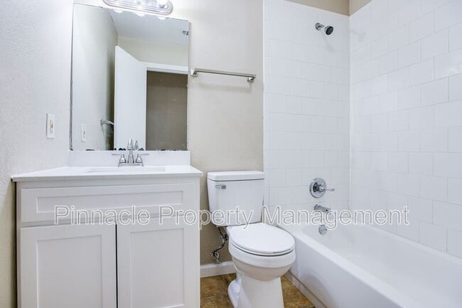 Building Photo - 1427 Gregory Dr