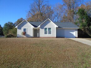 Building Photo - 3 bedroom in Hope Mills!