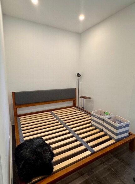 Building Photo - 948 W Addison St