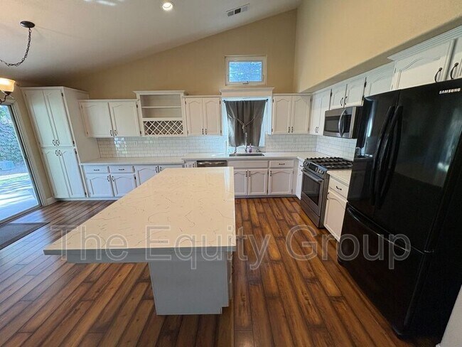 Building Photo - 3524 S Lincoln Ct