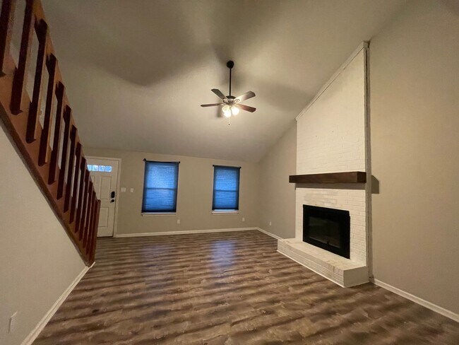 Building Photo - 4 BED / 3 BATH SINGLE FAMILY IN SALEM LAKES!
