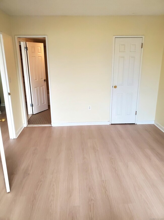 Building Photo - 127 Greyrock Pl