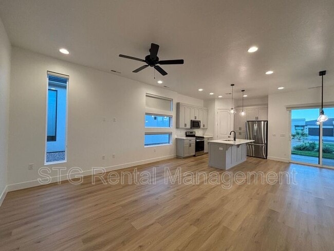 Building Photo - 2916 E Snowberry Dr