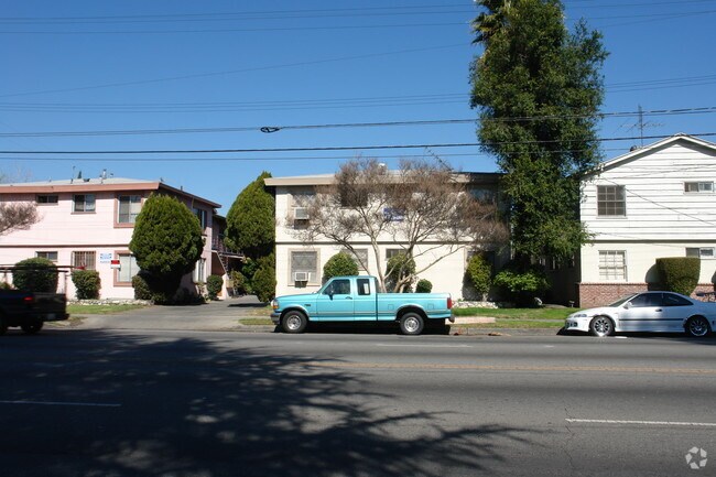 Building Photo - 14741 Vanowen St