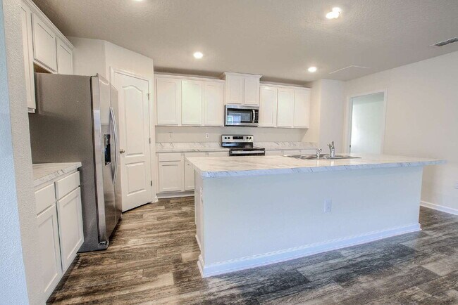 Building Photo - For Rent- 2nd month FREE Rent