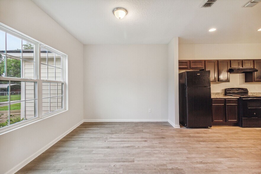 Building Photo - 643 Locust St