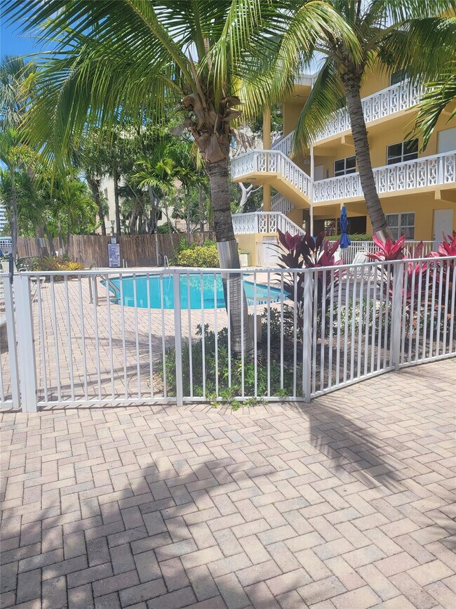 Building Photo - 815 Middle River Dr