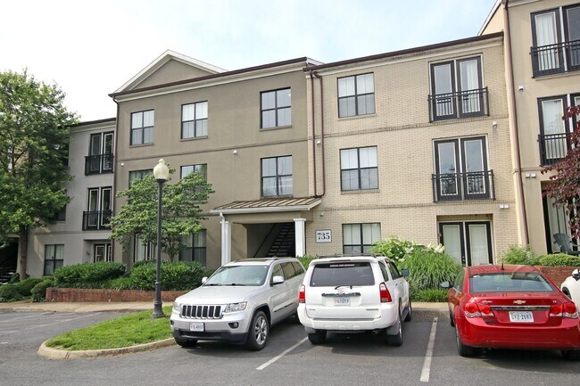 Building Photo - Pet-Friendly 1BR Condo- Walk to UVA Medical Center