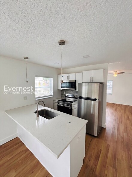 Building Photo - 2070 Loma Linda Way N