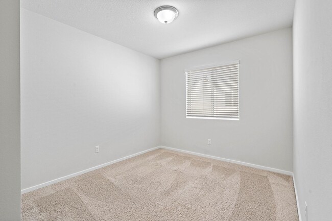 Building Photo - Sparkling clean newer 4-bdrm/3.5-bath townhome. 2-car garage, near Forest Park, $500 move-in special