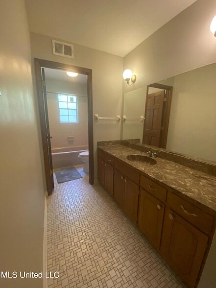 Building Photo - 144 Vaughn Ln