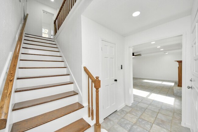 Building Photo - 616 S Rivershire Dr