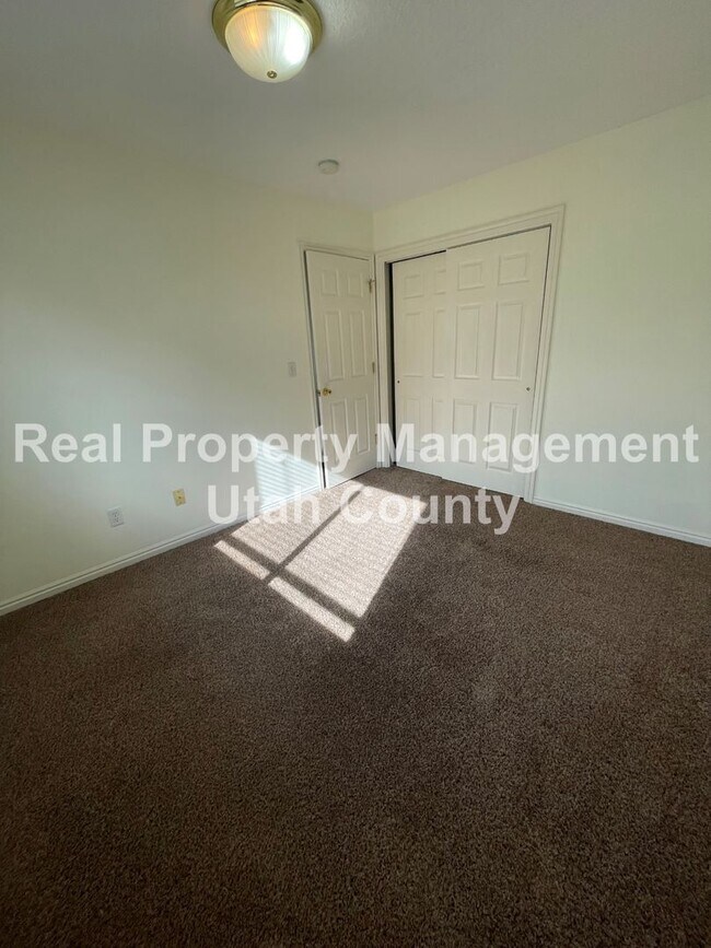 Building Photo - Stunning Townhome in Lehi