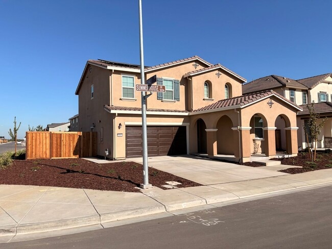 Building Photo - 2 WEEKS FREE RENT November Special - Beaut...