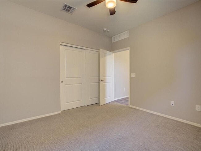 Building Photo - 3 Bedroom 2 Bathroom