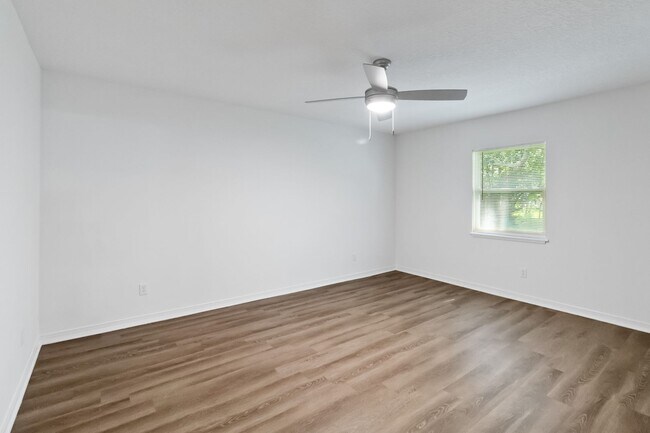 Building Photo - MOVE IN SPECIAL- Beautiful Newly Renovated 2/1 Duplex in St. Cloud - No HOA