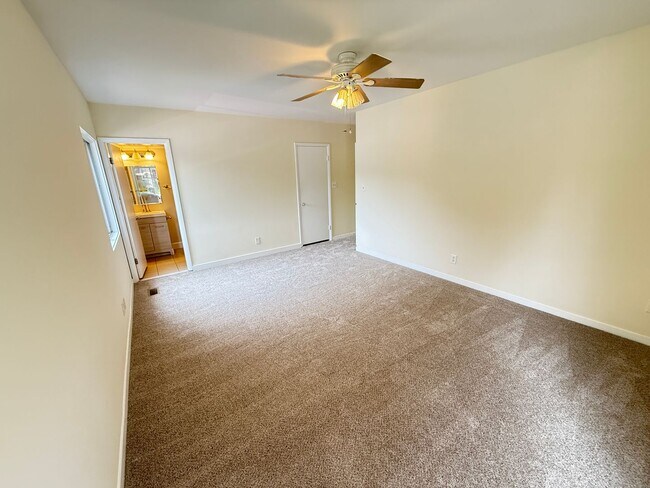 Building Photo - Chic & Comfortable 2BR/2BA Ground-Level Co...