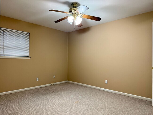 Building Photo - 323 Auburn Dr