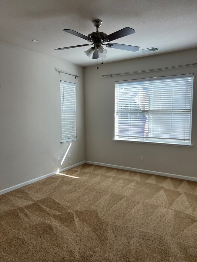 Building Photo - Low-Maintenance 3BR/3BA Home in Elk Grove ...