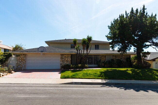 Building Photo - Los Feliz/Hollywood Hills AMAZING 6 Bed/4 Bath/Pool Luxury Home for Lease!