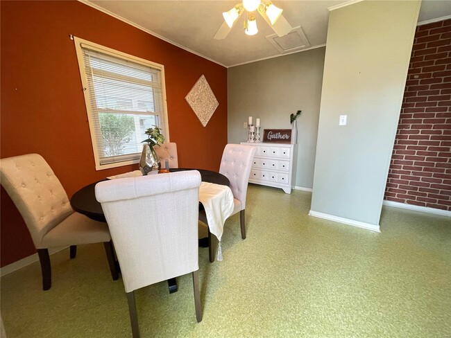 Building Photo - 3907 Memorial Dr