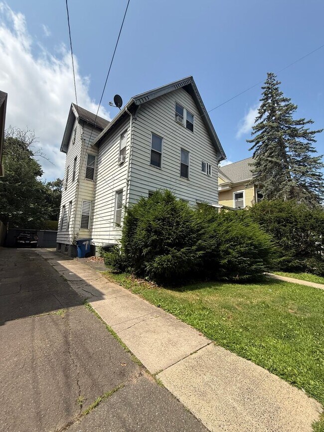 Building Photo - 870 Elm St