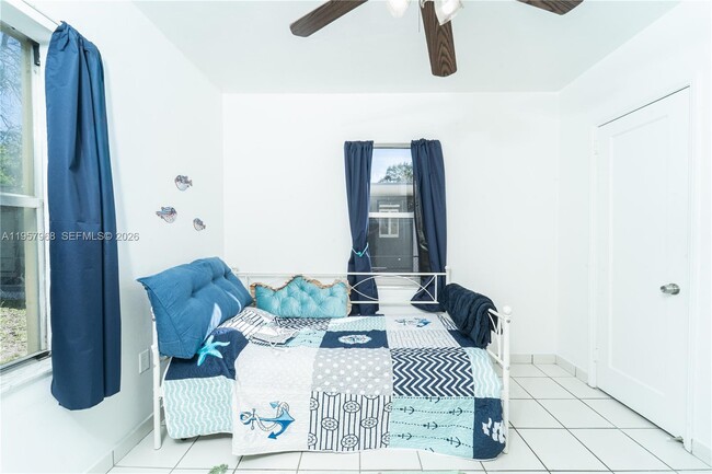 Building Photo - 1215 NE 127th St