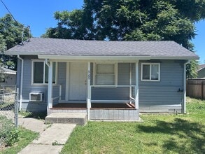 Building Photo - 2 Bedroom Home With A Spacious Yard