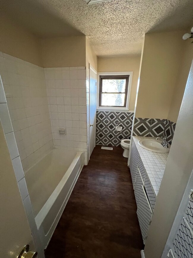 Building Photo - 3 bed 1 Bath 1 Car Garage Home in Nice Nei...