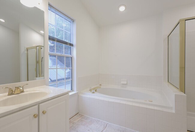 Building Photo - Beautiful 4 BR/3.5 BA Single-Family Home i...