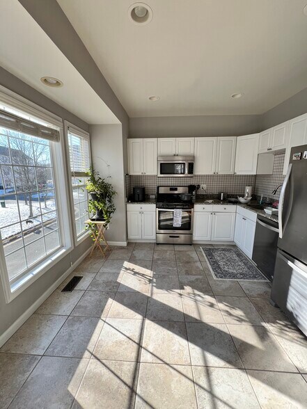 Building Photo - 2552 Sandbourne Ln