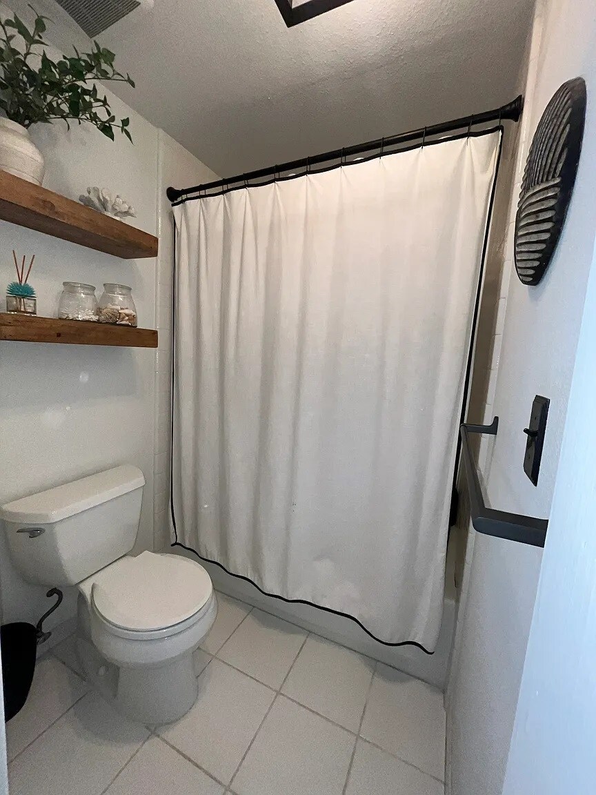 Second bathroom - 413 La Quinta Ct