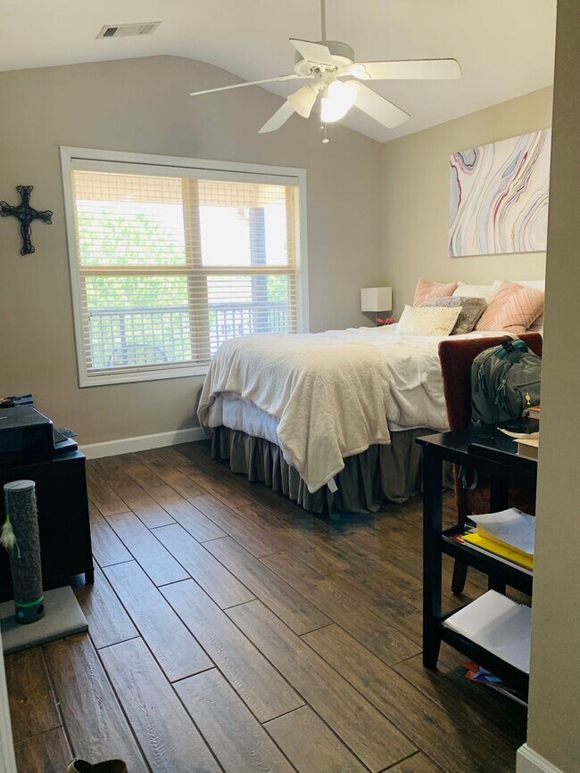 Building Photo - Tower Place #303