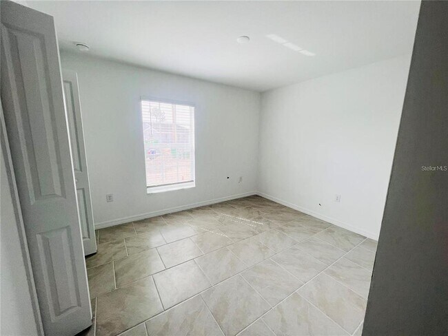 Building Photo - 100 Oakwood Ct