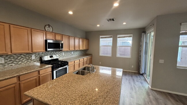 Building Photo - 4 Bed, 3 Bath