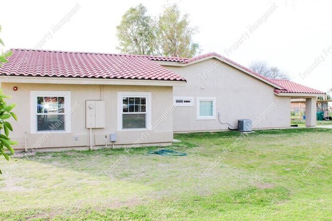 Building Photo - Spacious Custom Home Near Lindsay and McKe...